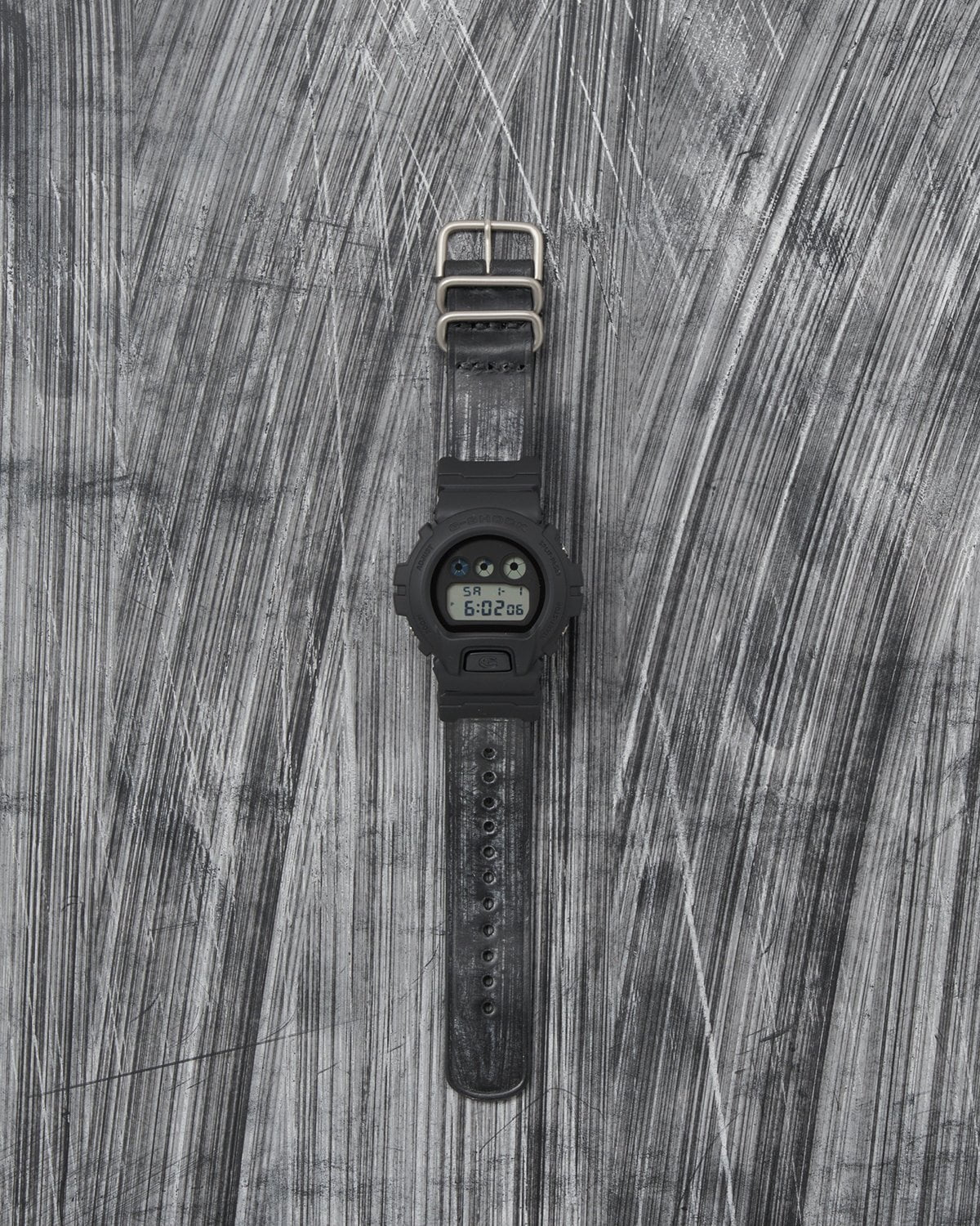 G-Shock DW-6900 được nâng cấp bởi Hender Scheme với dây da đen cao cấp trong đồng hợp tác mới